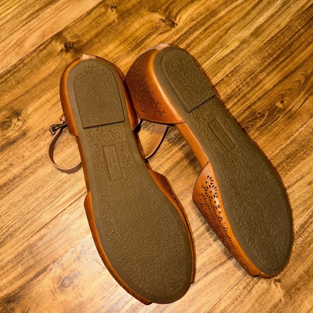 Gentle Souls Kenneth Cole women’s 9 sandals shoes Tan brown cutout flat buckle - Picture 5 of 8